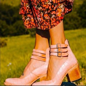 Free bird Randi in Pink Croco Brand New In Box with all the original packaging